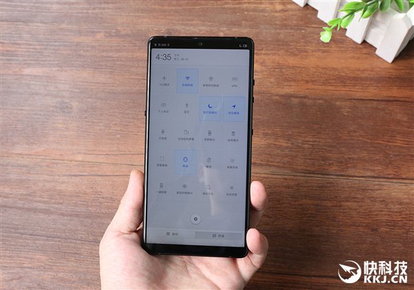 Mặt trước là một màn hình 6.17 inch tỷ lệ 18.7:9 với độ phân giải Full HD+
