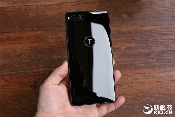 Mặt sau là vị trí đặt cụm camera kép, đèn flash và logo Smartisan tích hợp cảm biến vân tay