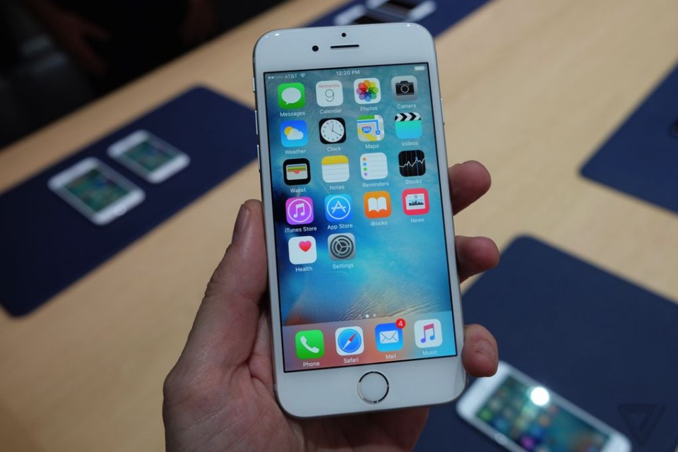 Trong khi đó Apple lại trang bị màn hình LCD IPS cho màu sắc trung thực trên iPhone 6S
