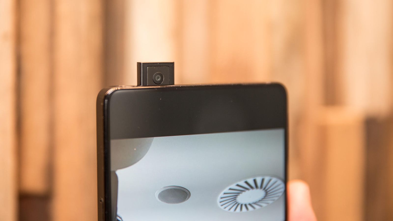 Camera thiết kế dạng bật lên khi cần sử dụng