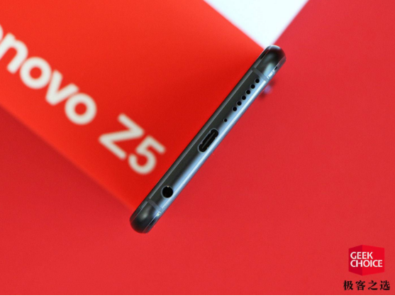 Cạnh dưới là vị trí đặt cổng kết nối chuẩn USB-C, jack cắm 3.5mm, mic thoại cùng dải loa
