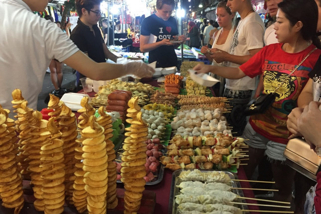 Sforum - Trang thông tin công nghệ mới nhất 1_FFJM Những địa điểm thu hút giới trẻ khi màn đêm buông xuống ở Hà Nội dưới ống kính Galaxy A6+ (Plus) Sforum - Trang thông tin công nghệ mới nhất 1_FFJM Những địa điểm thu hút giới trẻ khi màn đêm buông xuống ở Hà Nội dưới ống kính Galaxy A6+ (Plus)