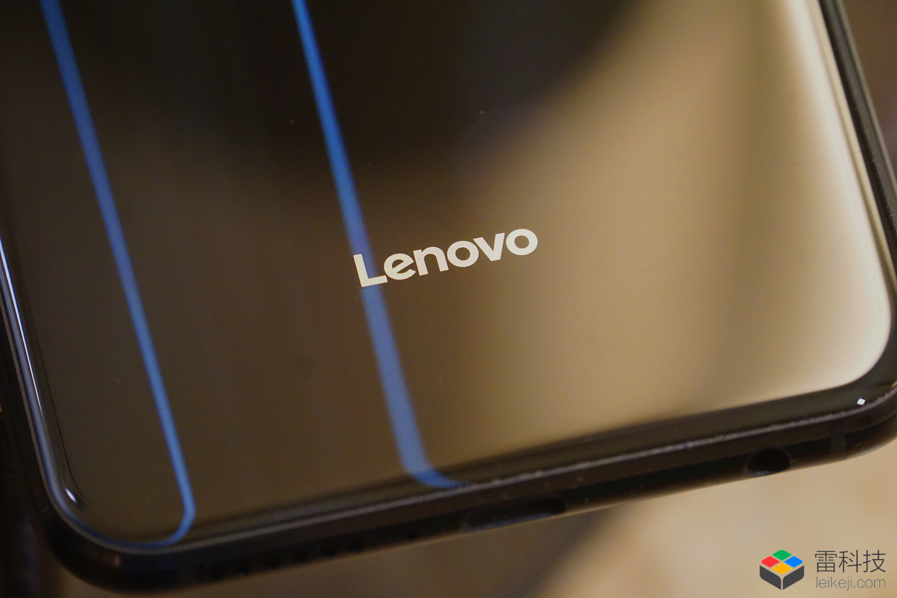 Phía dưới là logo Lenovo