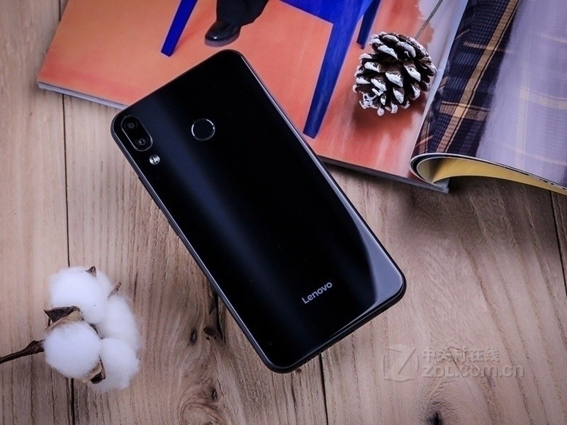 Mặt lưng của máy được hoàn thiện từ chất liệu kính bóng loáng, vát cong ở 2 cạnh bên cho cảm giác cầm nắm thoải mái