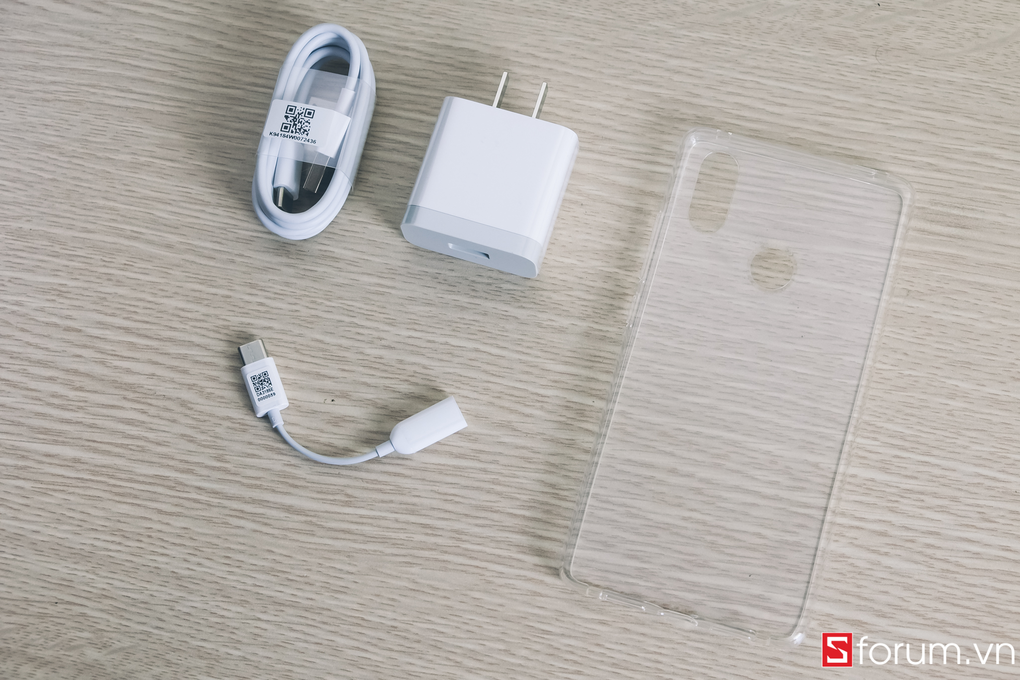 Phụ kiện đi kèm theo máy bao gồm sạc, cáp, một adapter chuyển đổi từ USB-C sang 3.5mm và một ốp lưng trong suốt
