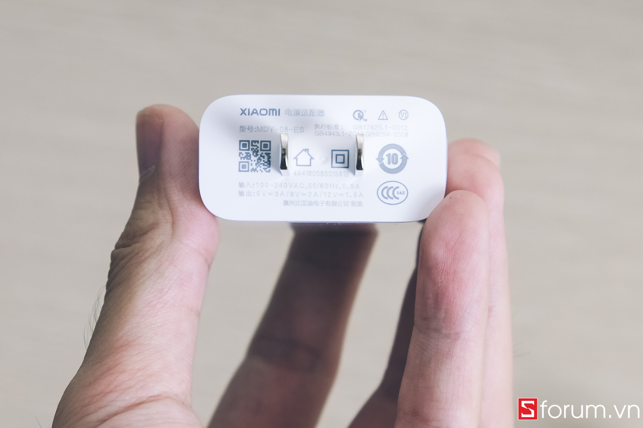 Củ sạc theo máy là củ sạc nhanh Quick Charge 3.0