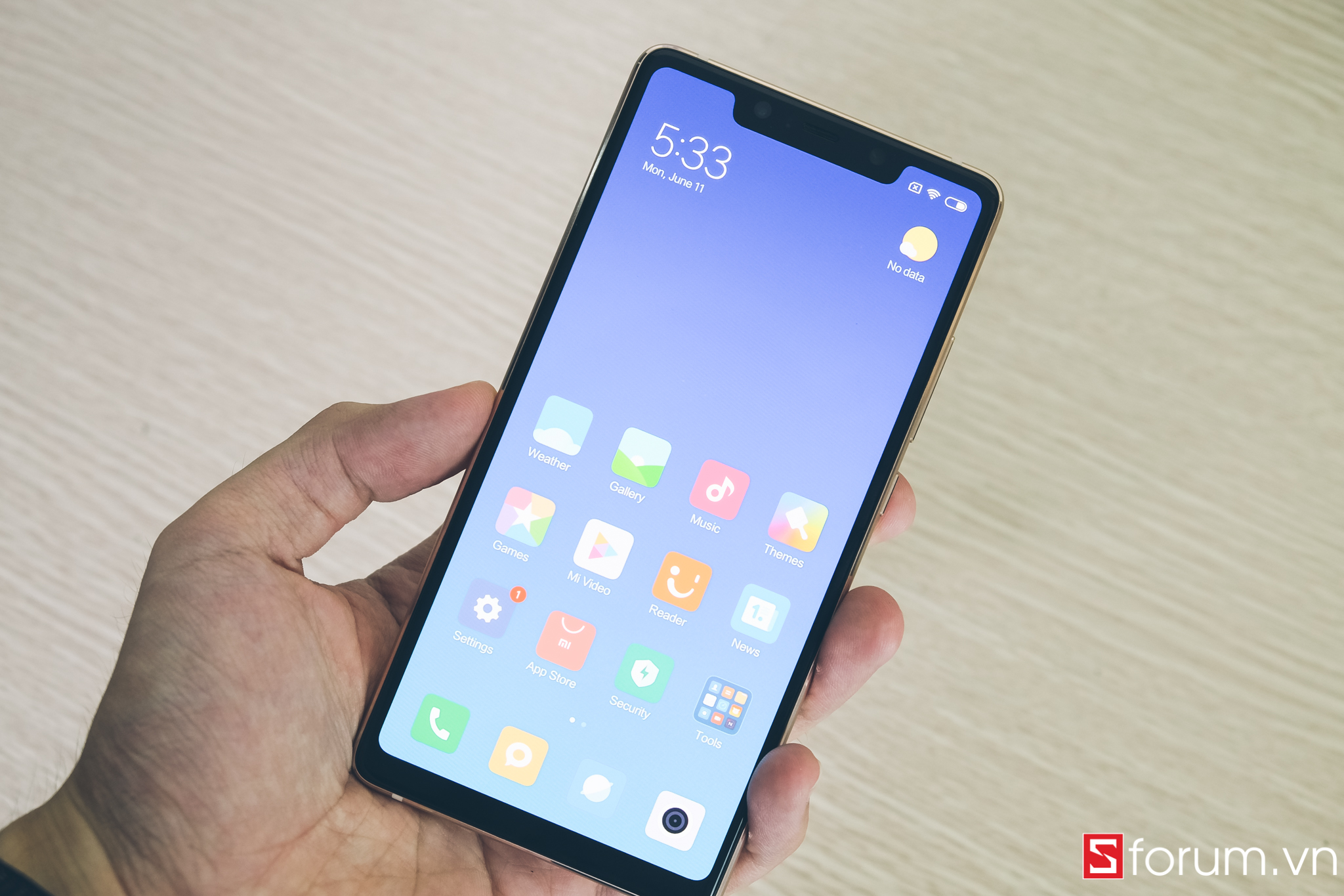 Mặt trước của Mi 8 SE là một màn hình kích thước 5.7 inch sử dụng tấm nền AMOLED với độ phân giải Full HD+ cho chất lượng hình ảnh sống động và nịnh mắt
