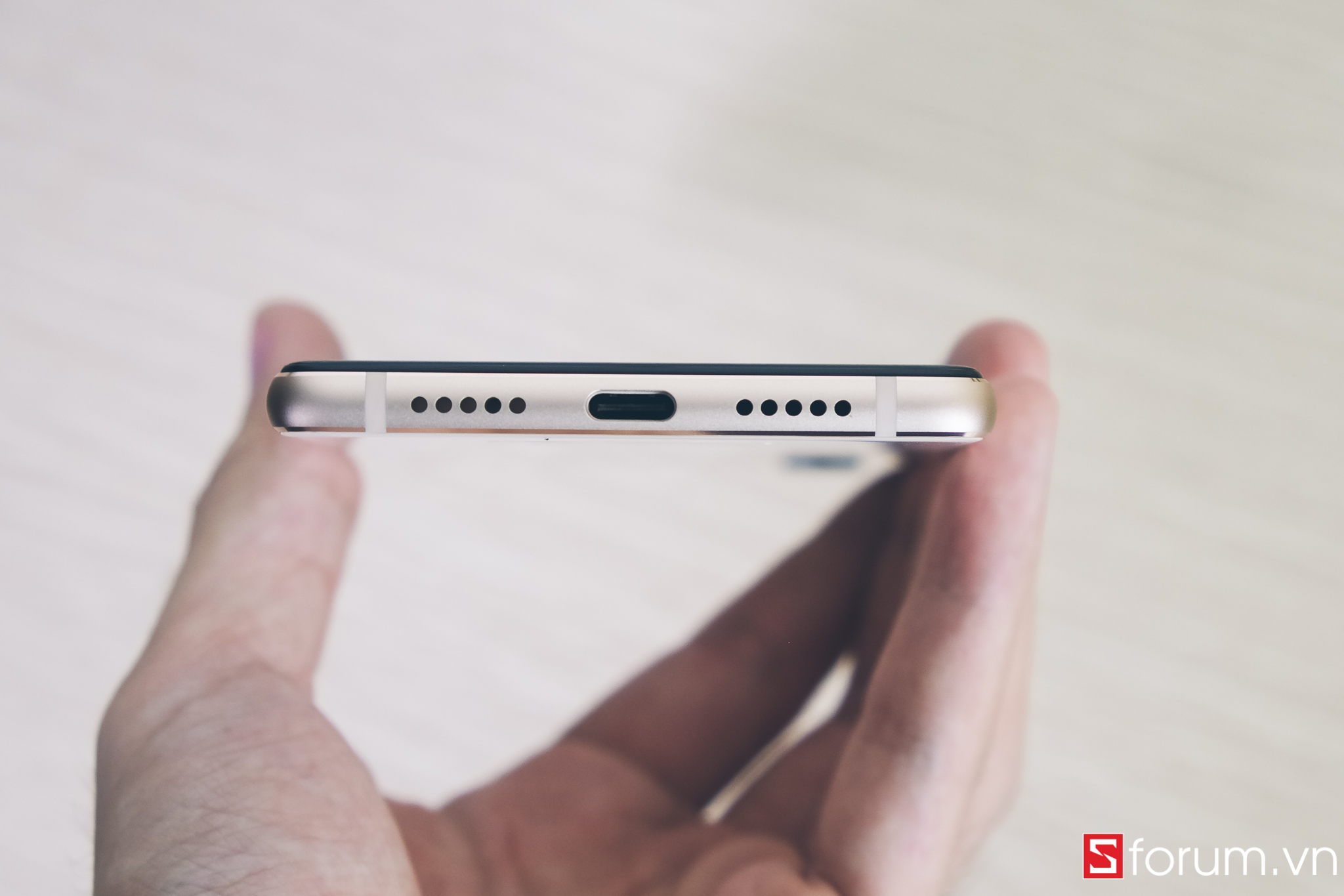 Cạnh dưới là vị trí đặt loa thoại, cổng sạc USB-C cùng dải loa. Máy không hỗ trợ jack cắm tai nghe 3.5mm