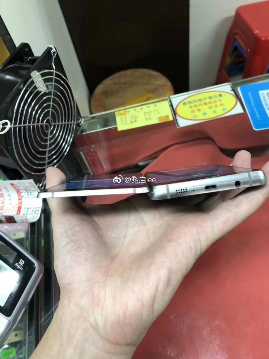 Sforum - Trang thông tin công nghệ mới nhất Early-Samsung-foldable-phone-prototype Xuất hiện nguyên mẫu điện thoại 2 màn hình gập của Samsung, thiết kế giống ZTE Axon M Sforum - Trang thông tin công nghệ mới nhất Early-Samsung-foldable-phone-prototype Xuất hiện nguyên mẫu điện thoại 2 màn hình gập của Samsung, thiết kế giống ZTE Axon M