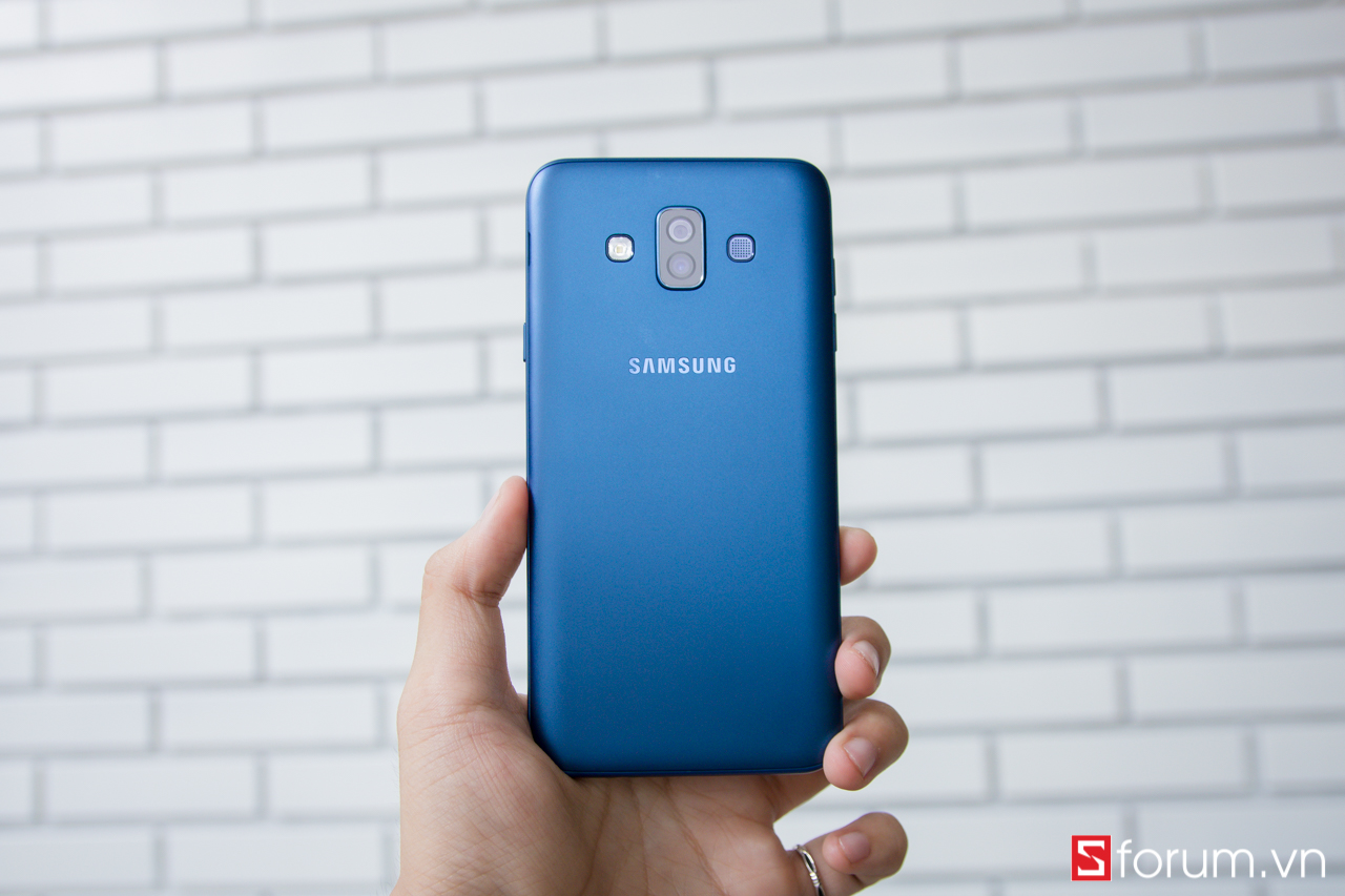 Mặt lưng của Galaxy J7 Duo được hoàn thiện từ chất liệu nhựa, cong ở 2 bên cho cảm giác cầm nắm chắc chắn