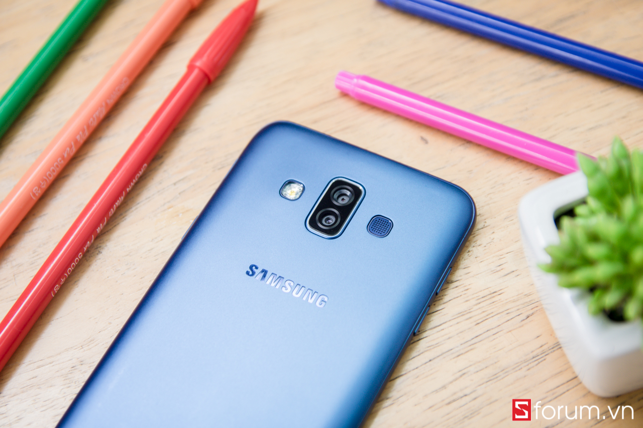 Galaxy J7 Duo là mẫu smartphone đầu tiên thuộc dòng J-series được trang bị cụm camera kép ở mặt sau