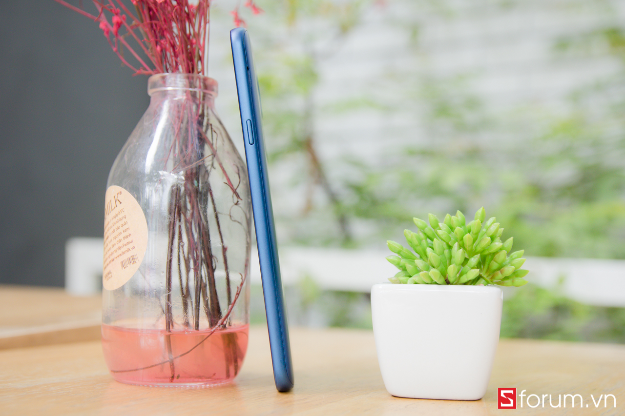 Cạnh phải của J7 Duo là nơi đặt phím nguồn