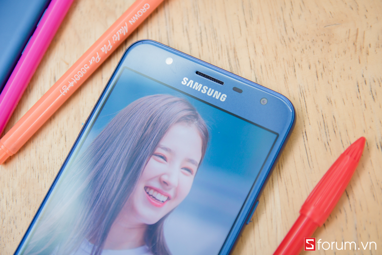 Phí viền bezel trên của máy là nơi đặt đèn flash LED trợ sáng, loa thoại, các cảm biến, camera selfie và logo Samsung