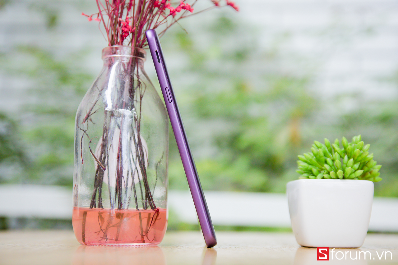 Cạnh phải của máy là nơi đặt phím nguồn và dải loa