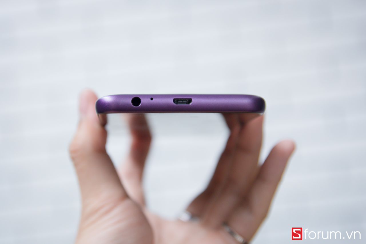 Galaxy J6 sử dụng chuẩn kết nối microUSB truyền thống, vẫn được trang bị jack cắm tai nghe 3.5mm. Cả 2 được đặt ở cạnh dưới của máy