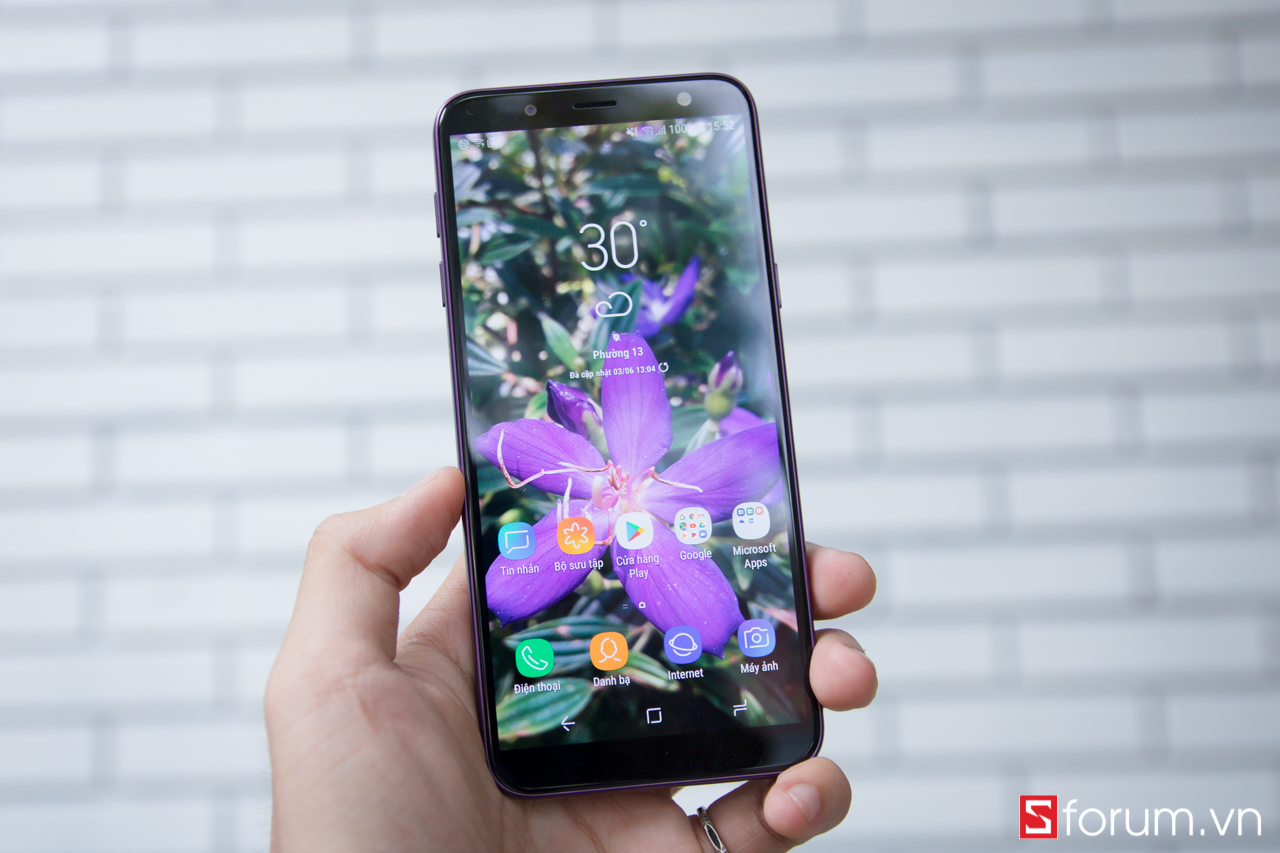 Mặt trước là một màn hình Infinity Display tỷ lệ 18.5:9, sử dụng tấm nền Super AMOLED cho chất lượng hiển thị là cực kỳ tốt