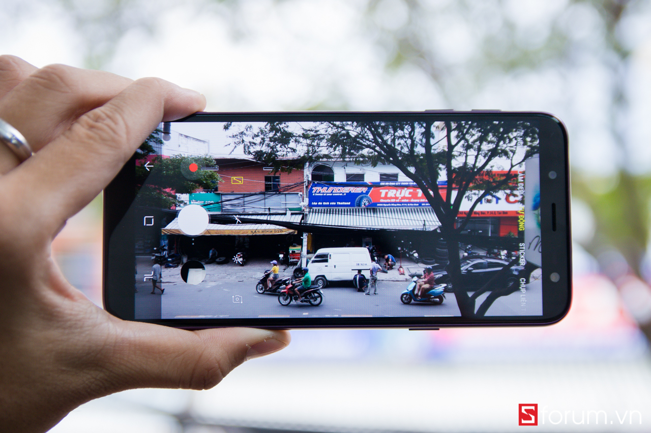 Camera này cho chất lượng ảnh chụp khá tốt trong điều kiện đủ sáng, máy có nhiều chế độ chụp và quay phim