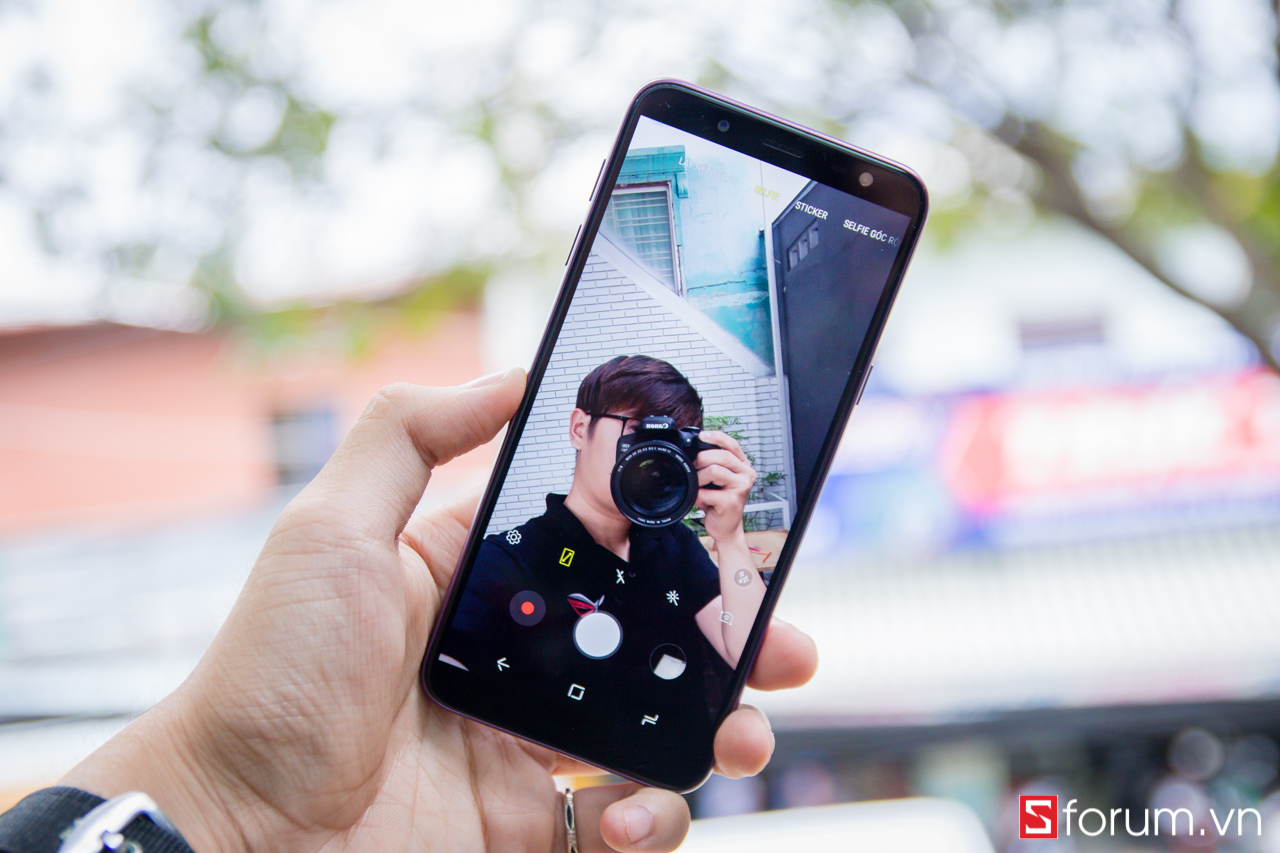 Camera selfie ở mặt trước có độ phân giải 8MP khẩu độ f/1.9. Ngoài ra ứng dụng camera của máy cũng hỗ trợ các chế độ như selfie AR Emoji, selfie góc rộng...