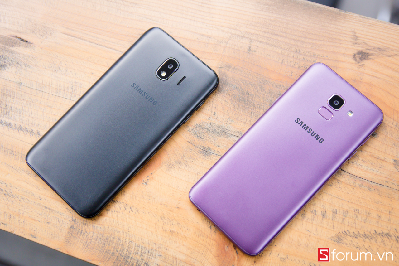Galaxy J6 (phải) bên cạnh 