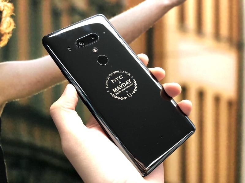 Mặt lưng là logo kết hợp giữa HTC và nhóm nhạc Mayday