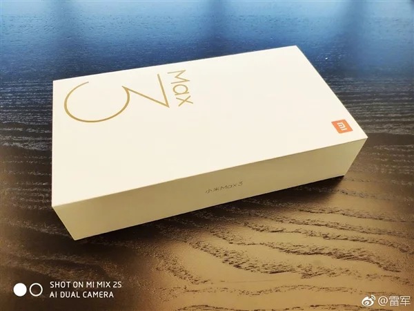 Sforum - Trang thông tin công nghệ mới nhất Mi-Max-3-Retail-box CEO Xiaomi khoe hộp đựng Mi Max 3, sẽ ra mắt trong thời gian tới Sforum - Trang thông tin công nghệ mới nhất Mi-Max-3-Retail-box CEO Xiaomi khoe hộp đựng Mi Max 3, sẽ ra mắt trong thời gian tới