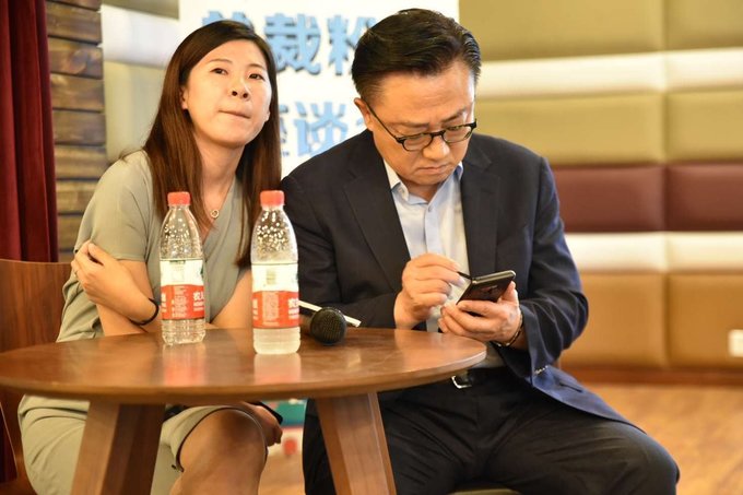 Sforum - Trang thông tin công nghệ mới nhất Samsungs-CEO-has-been-spotted-using-the-Galaxy-Note-9-in-public Galaxy Note 9 bất ngờ xuất hiện trên tay CEO của Samsung Sforum - Trang thông tin công nghệ mới nhất Samsungs-CEO-has-been-spotted-using-the-Galaxy-Note-9-in-public Galaxy Note 9 bất ngờ xuất hiện trên tay CEO của Samsung