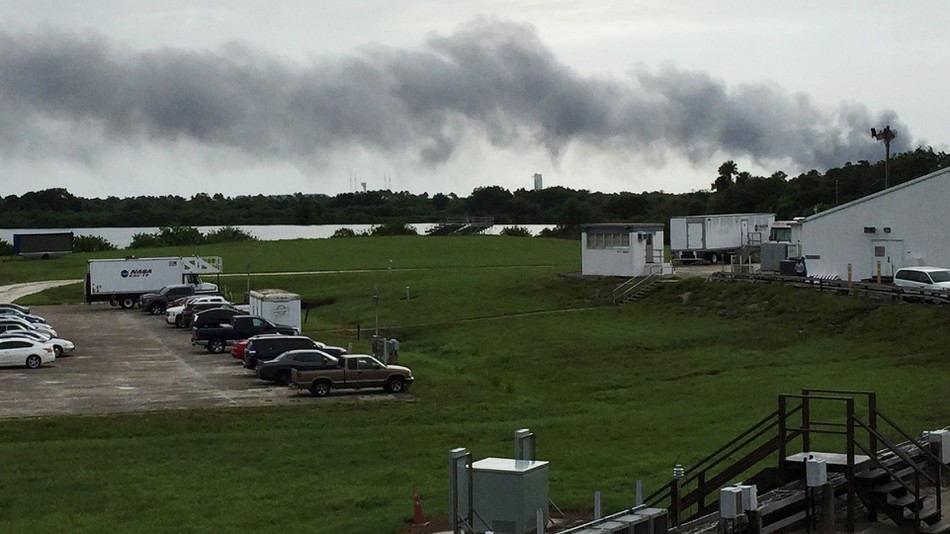 Khói phát ra từ bệ phóng của tên lửa của SpaceX ngay sau khi quá trình phóng được diễn ra. Đây là chiếc tên lửa mang theo vệ tinh Amos-6 mà Facebook thuê lại của SpaceX