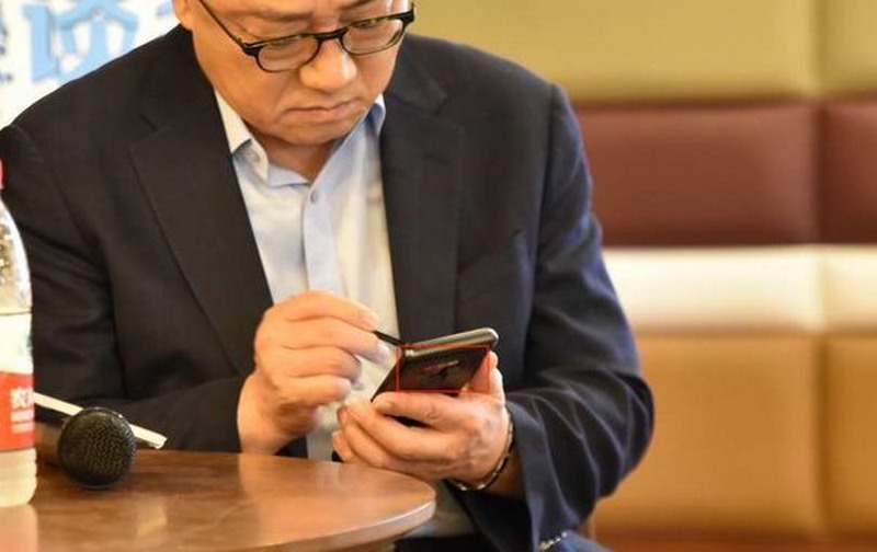 Sforum - Trang thông tin công nghệ mới nhất samsung-mobile-ceo-note-9_800x504 Galaxy Note 9 bất ngờ xuất hiện trên tay CEO của Samsung Sforum - Trang thông tin công nghệ mới nhất samsung-mobile-ceo-note-9_800x504 Galaxy Note 9 bất ngờ xuất hiện trên tay CEO của Samsung
