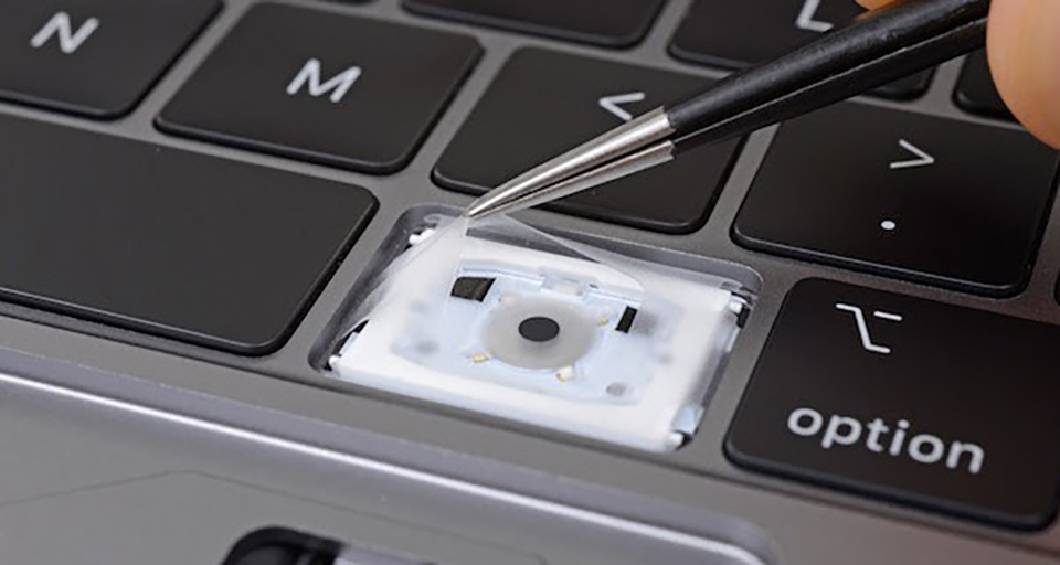 Sforum - Trang thông tin công nghệ mới nhất zxc "Mổ xẻ" ra mới biết bàn phím Macbook Pro 2018 có tính năng chống bụi Sforum - Trang thông tin công nghệ mới nhất zxc "Mổ xẻ" ra mới biết bàn phím Macbook Pro 2018 có tính năng chống bụi