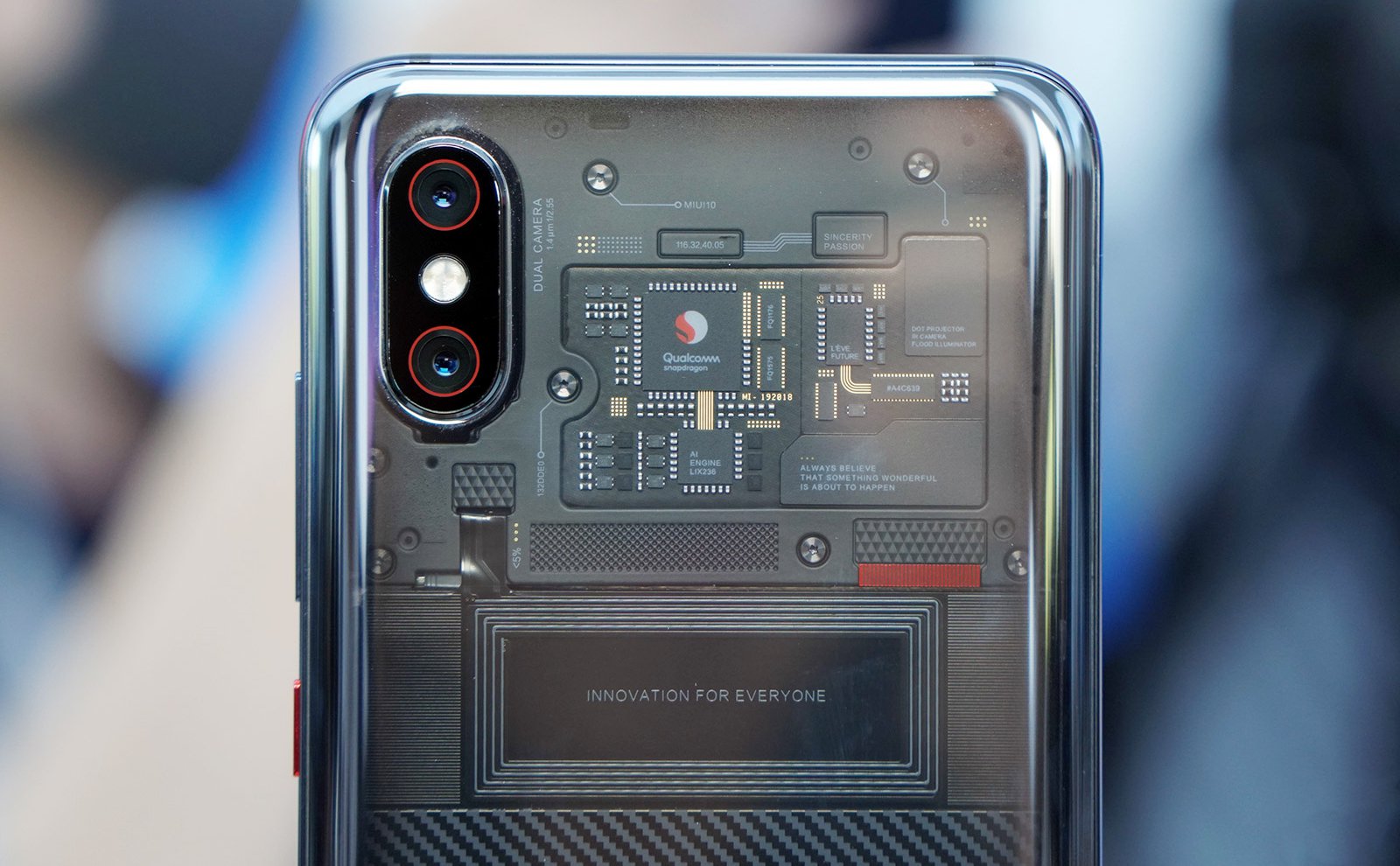 Mi 8 EE sở hữu mặt lưng trong suốt thấy rõ cả bảng mạch