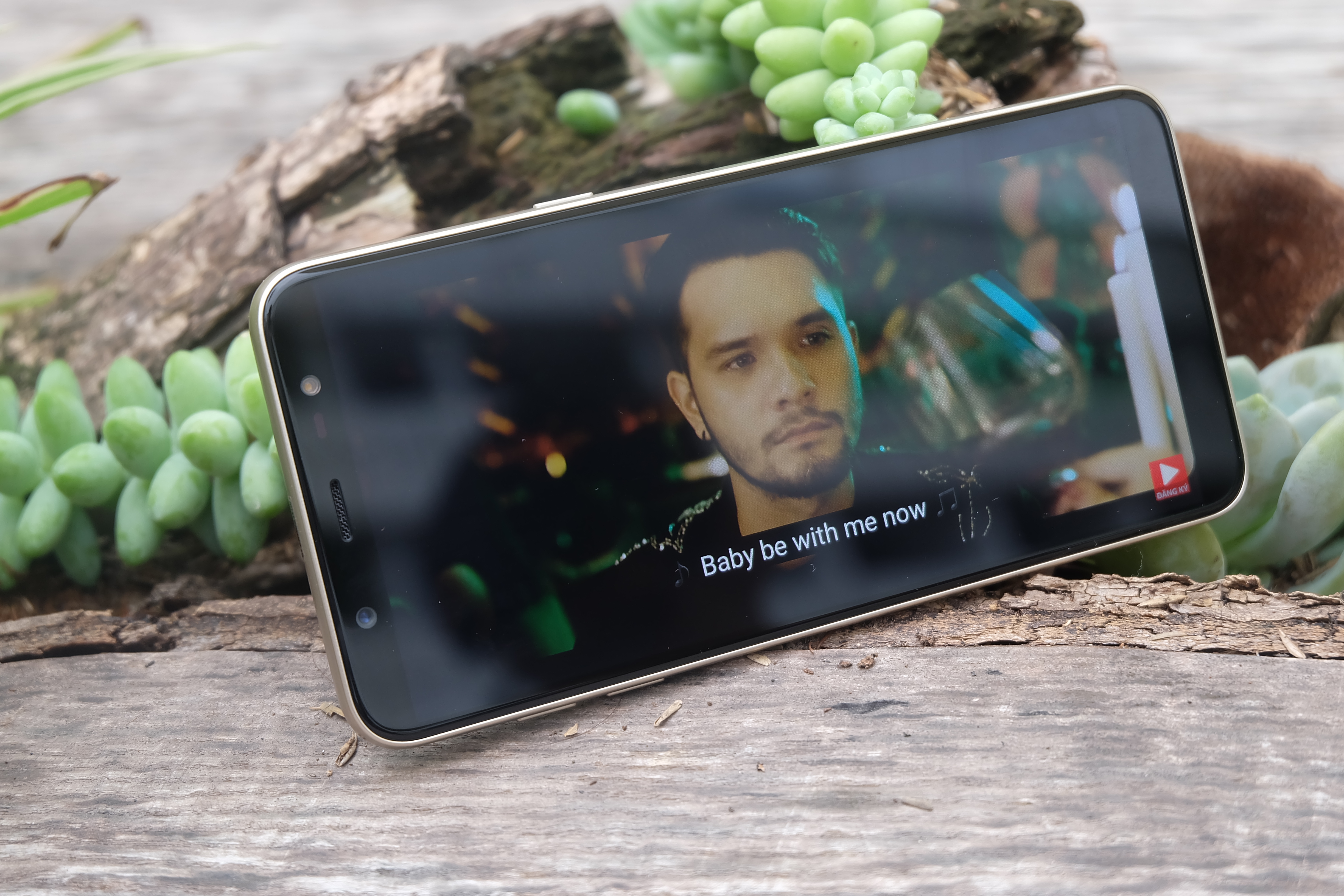 Màn hình Super AMOLED của Galaxy J8 có có khả năng hiển thị màu chân thật và sống động, rất phù hợp trong việc giải trí, xem phim hay chơi game
