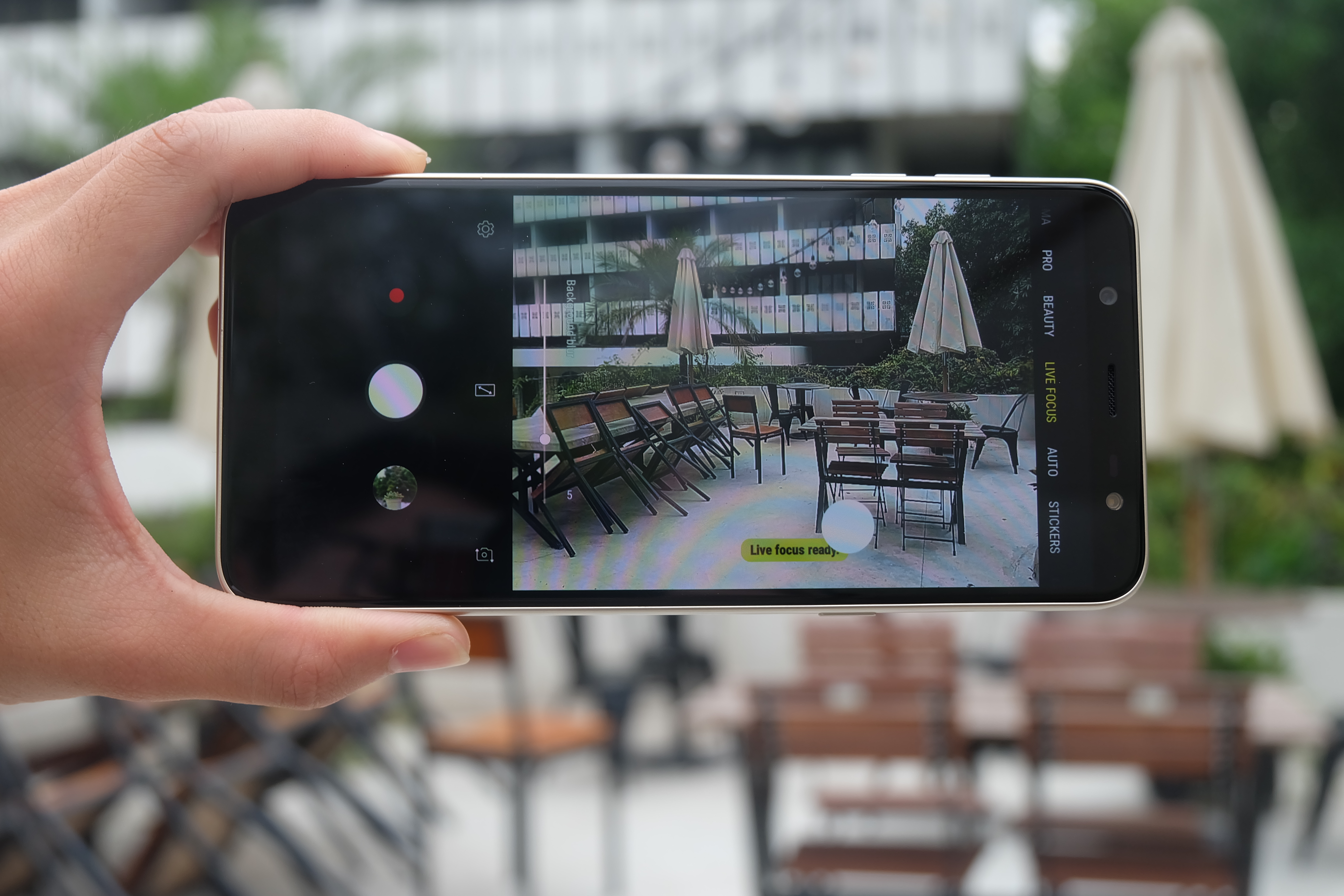 Những ngày trời không nắng và âm u cũng không thể làm khó Galaxy J8