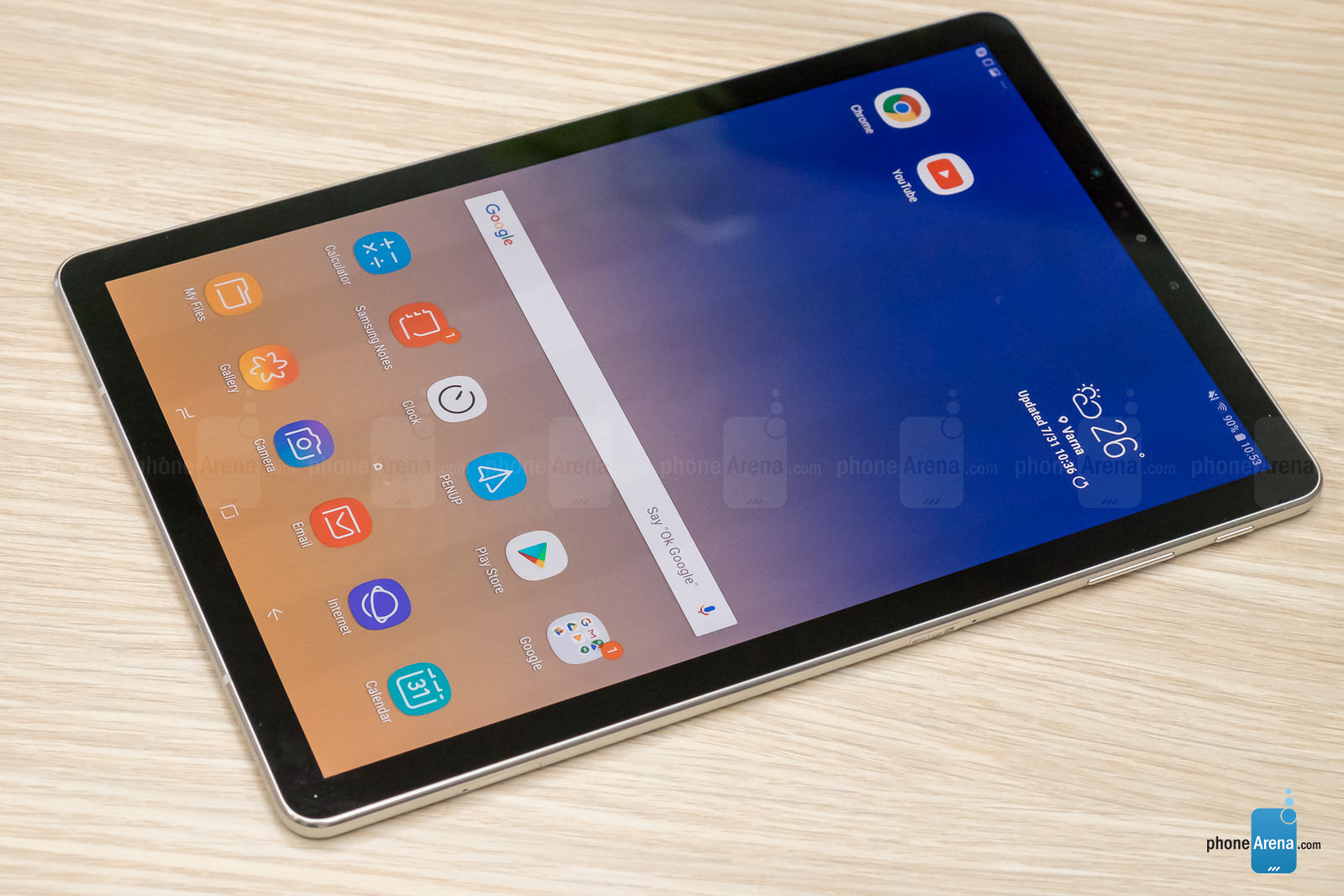 Màn hình với viền bezel được làm khá mỏng, máy không có phím Home cứng
