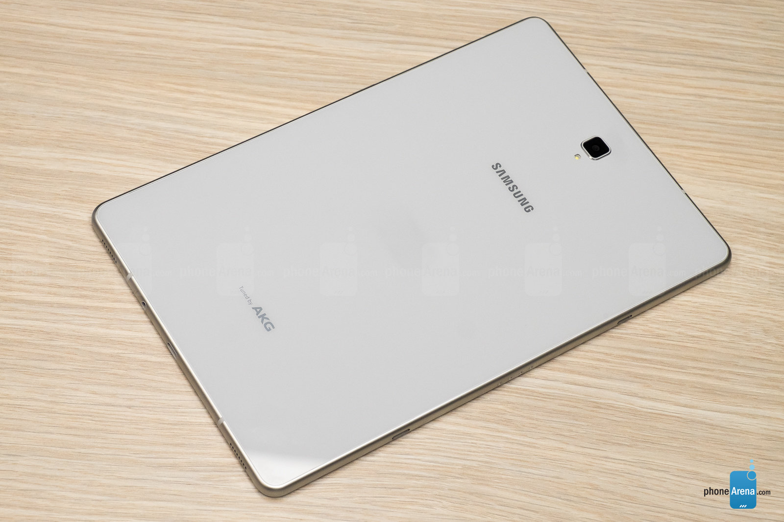 Mặt lưng của Tab S4 được làm từ chất liệu kính bóng loáng