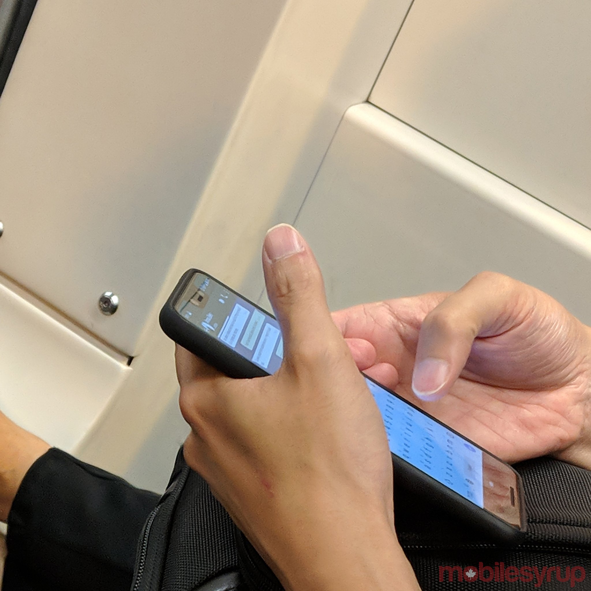 Sforum - Trang thông tin công nghệ mới nhất DkuesyXUYAAFmKo Pixel 3 XL lộ diện nơi công cộng, xác nhận tai thỏ to "khủng bố" Sforum - Trang thông tin công nghệ mới nhất DkuesyXUYAAFmKo Pixel 3 XL lộ diện nơi công cộng, xác nhận tai thỏ to "khủng bố"