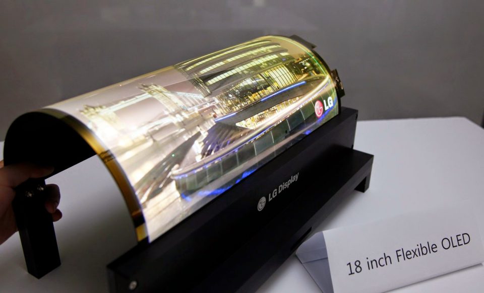 Sforum - Trang thông tin công nghệ mới nhất Foldable-OLED-960x582 LG Display sẽ bắt đầu sản xuất màn hình có thể gập lại vào năm 2019 Sforum - Trang thông tin công nghệ mới nhất Foldable-OLED-960x582 LG Display sẽ bắt đầu sản xuất màn hình có thể gập lại vào năm 2019