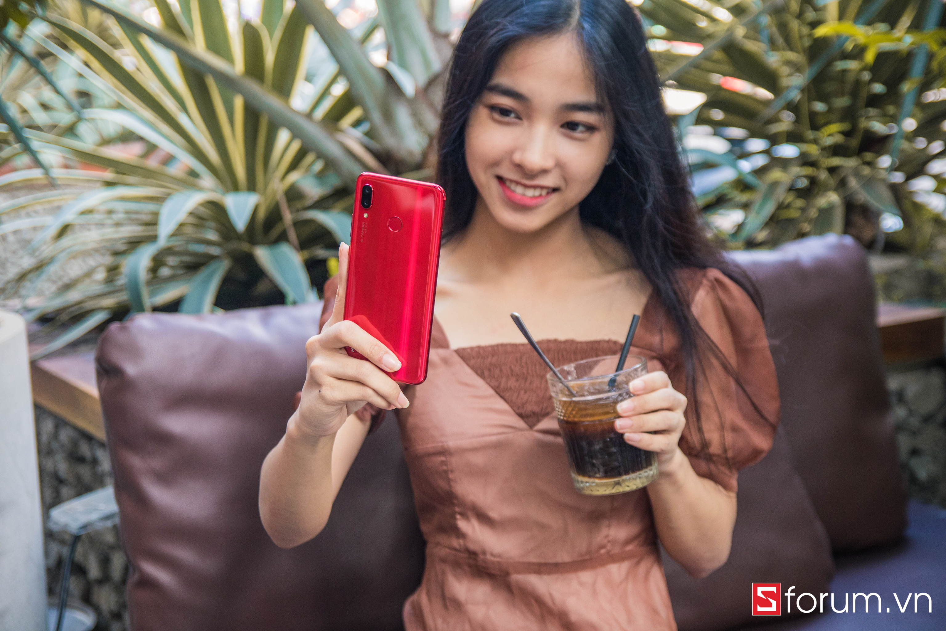 Sforum - Trang thông tin công nghệ mới nhất IMG_4880 Cận cảnh Huawei Nova 3 đỏ 