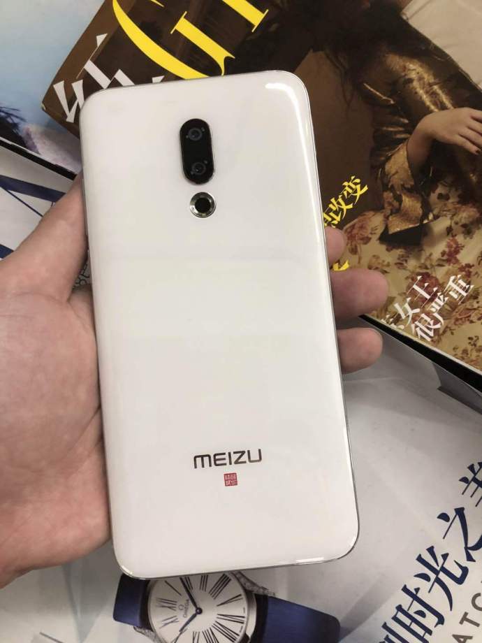 Hình ảnh mặt lưng của Meizu 16 phiên bản màu trắng