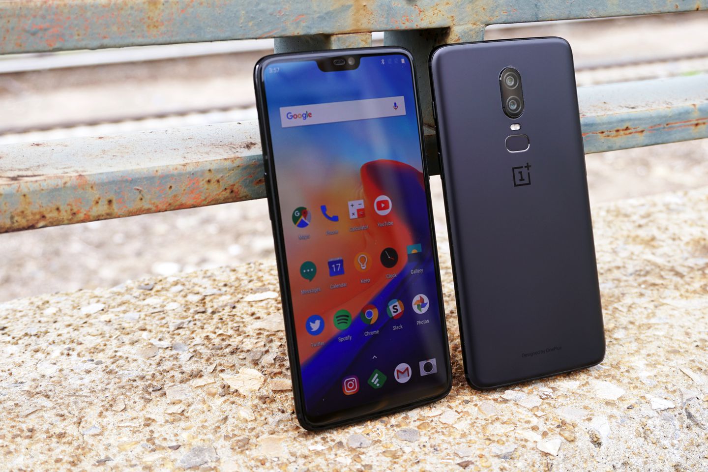 Thay vì có tai thỏ, OnePlus 6T sẽ bố trí camera selfie và các cảm biến ngay trên viền trên của máy