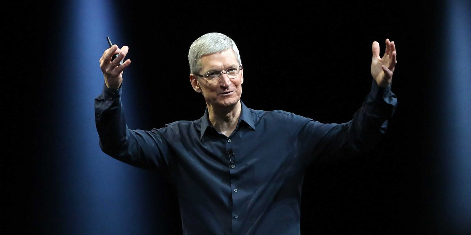 CEO Tim Cook gửi lời ghi âm cảm ơn tới toàn thể đội ngũ nhân viên của Apple nhân dịp công ty này trở thành công ty nghìn tỷ đô đầu tiên