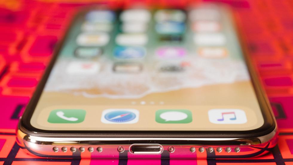 Sforum - Trang thông tin công nghệ mới nhất 561437-bottom Mang tiếng smartphone nghìn đô nhưng iPhone Xs lại có 1 điểm cực kỳ thiếu tinh tế Sforum - Trang thông tin công nghệ mới nhất 561437-bottom Mang tiếng smartphone nghìn đô nhưng iPhone Xs lại có 1 điểm cực kỳ thiếu tinh tế