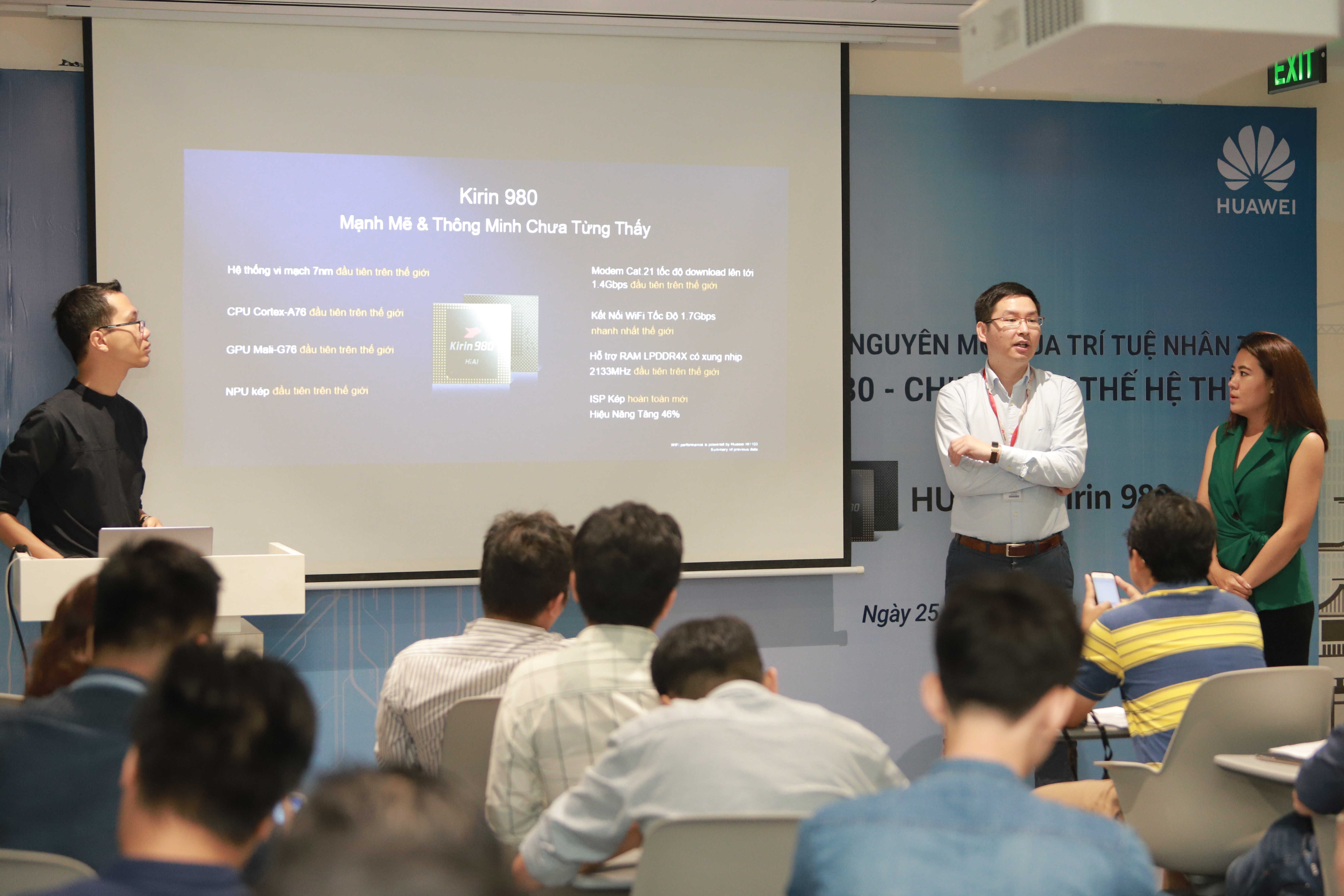Arron Liu trả lời câu hỏi của phóng viên tại buổi chia sẻ thông tin về Kirin 980.