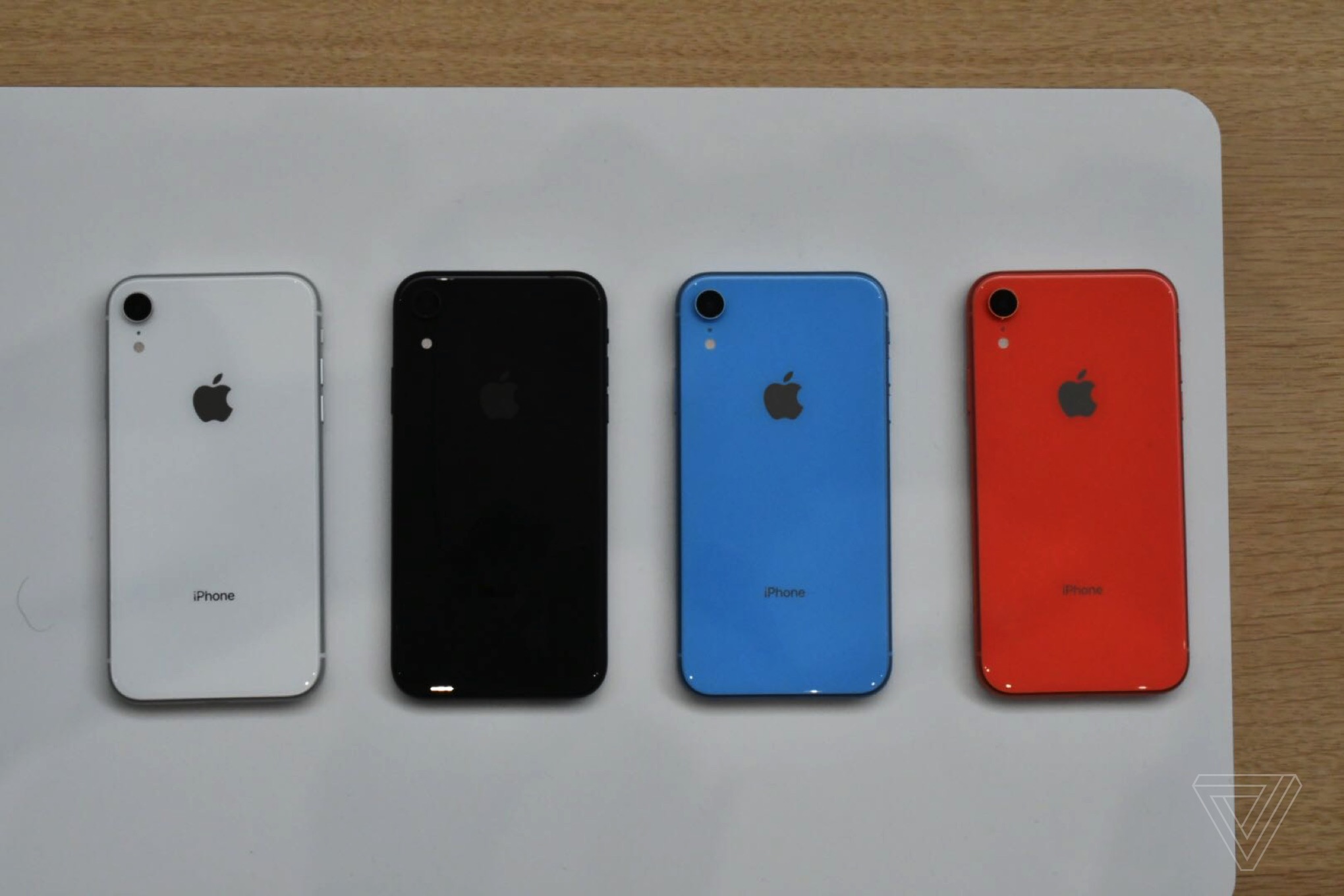 iPhone Xr được bán ra với rất nhiều tùy chọn màu sắc trẻ trung