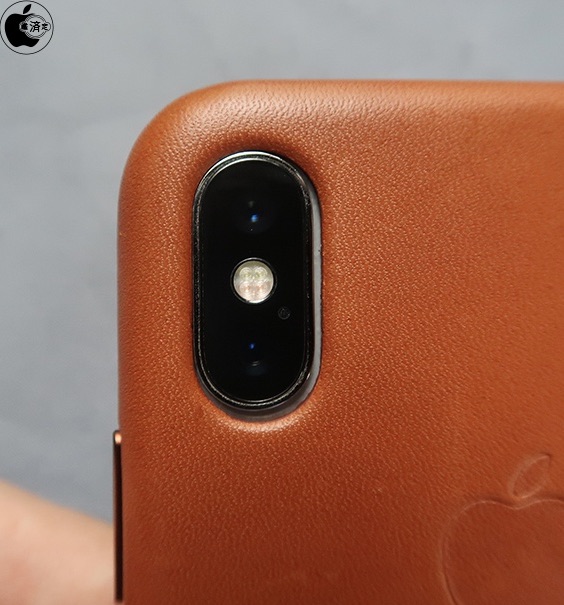 Hình ảnh cung cấp bởi Mac Otakara cho thấy một chiếc iPhone X bên trong ốp lưng của iPhone Xs với một khu vực thừa nhỏ