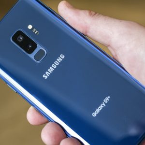 Sforum - Trang thông tin công nghệ mới nhất s9-300x300 Samsung Galaxy S10 sẽ có phiên bản với 5 camera?  