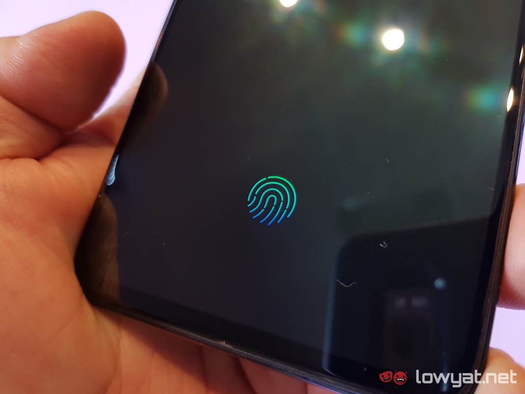 Vivo V11 còn được tích hợp công nghệ cảm biến vân tay trong màn hình
