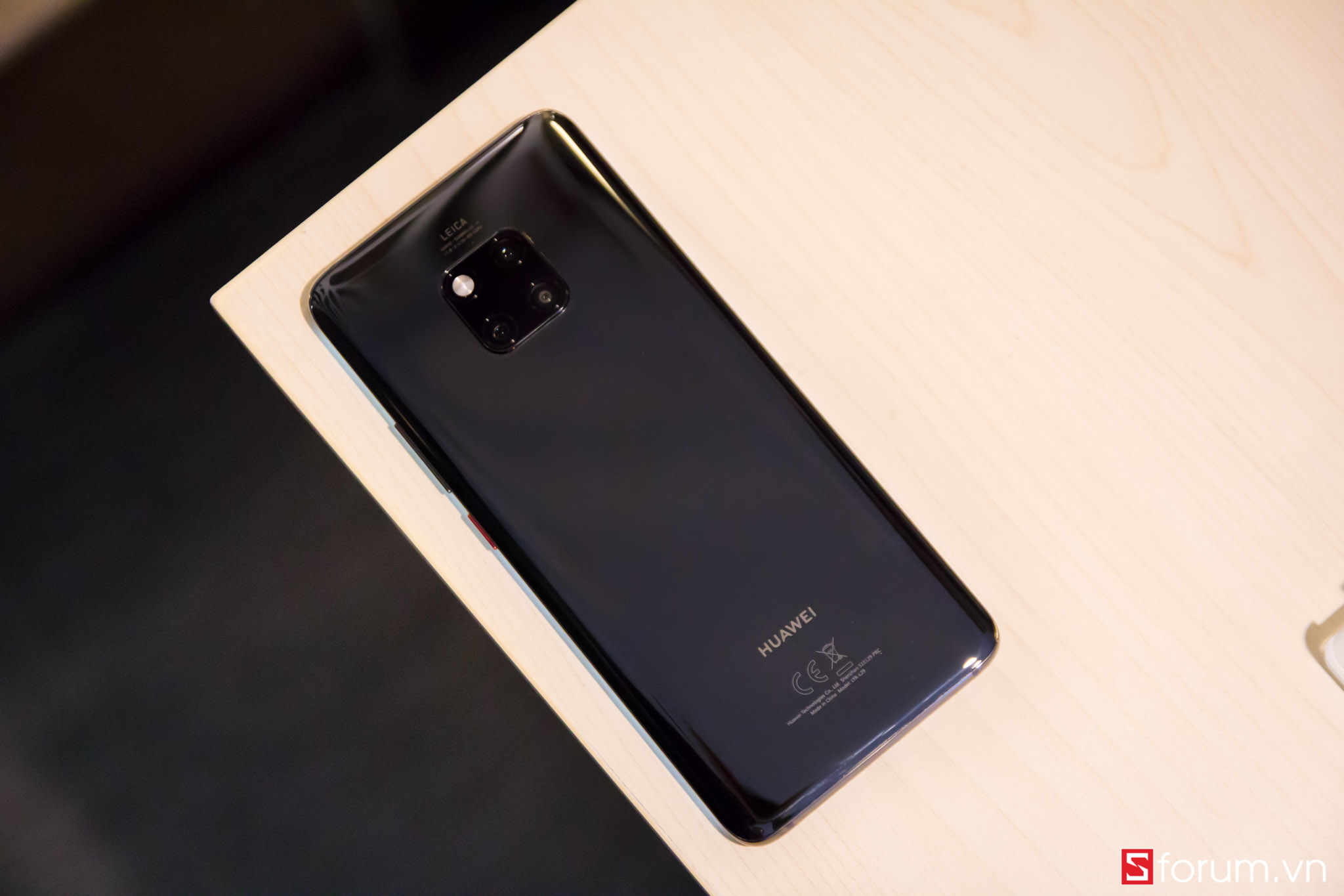Sforum - Trang thÃ´ng tin cÃ´ng nghá» má»i nháº¥t IMG_0031 TrÃªn tay Huawei Mate 20 vÃ Mate 20 Pro táº¡i VN: Cáº£m biáº¿n khuÃ´n máº·t 3D, cá»¥m 3 camera, vÃ¢n tay nhÃºng dÆ°á»i mÃn hÃ¬nh 
