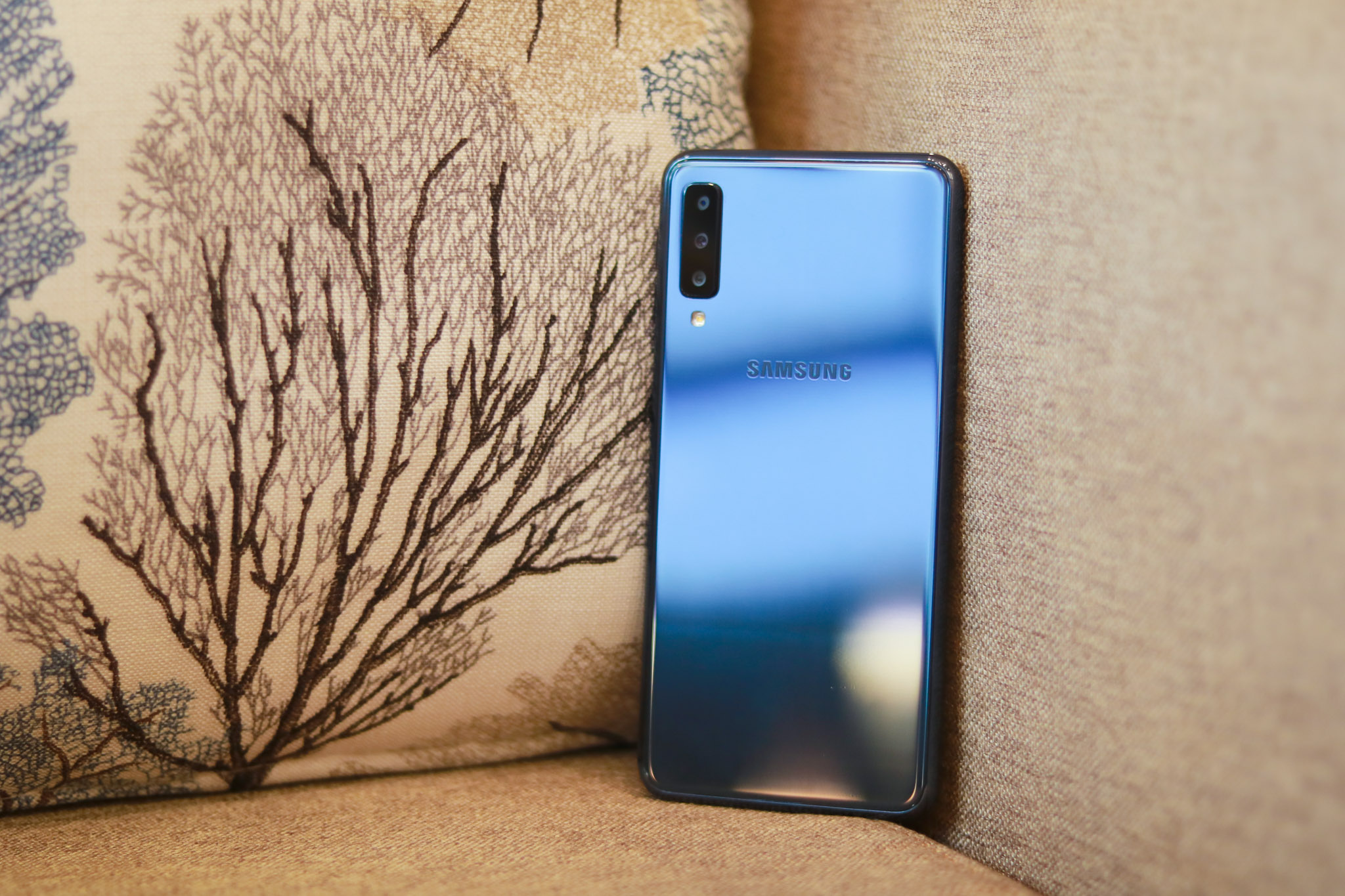 Galaxy A7 2018 sở hữu mặt lưng với màu sắc ấn tượng