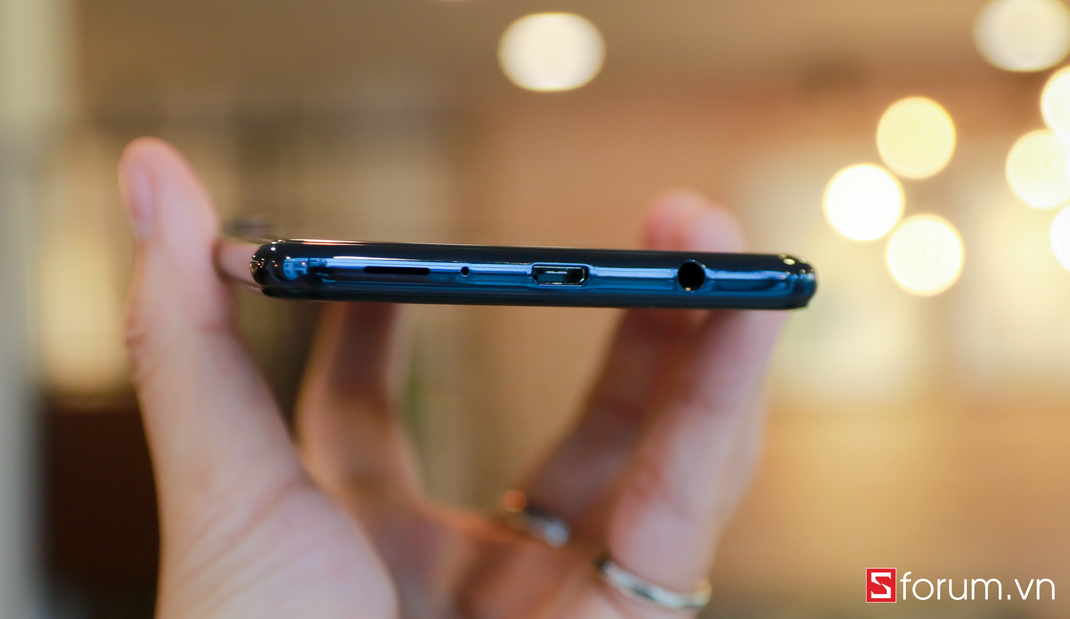 Máy vẫn sử dụng chuẩn kết nối microUSB, có jack cắm tai nghe