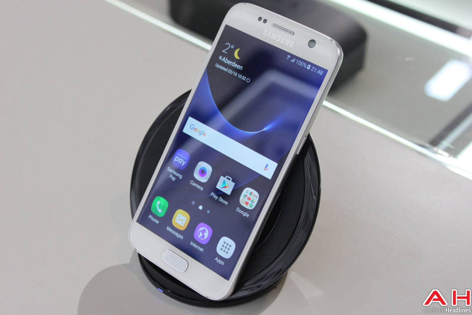 Sforum - Trang thông tin công nghệ mới nhất Samsung-Galaxy-S7-Edge-Wireless-Charger-AH-1-1600x1067 Smartphone tầm trung sắp tới của Samsung sẽ hỗ trợ sạc không dây Sforum - Trang thông tin công nghệ mới nhất Samsung-Galaxy-S7-Edge-Wireless-Charger-AH-1-1600x1067 Smartphone tầm trung sắp tới của Samsung sẽ hỗ trợ sạc không dây